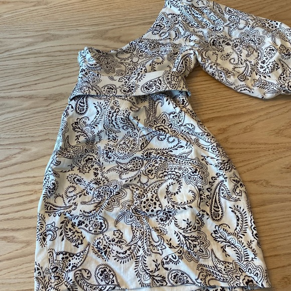 One sleeve ivory dress with paisley print - Picture 6 of 7